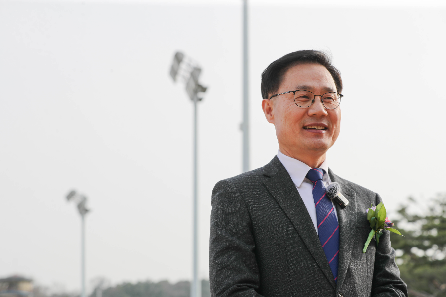 강성오 조교사_ 사진은 25년 동아일보배 우승 직후