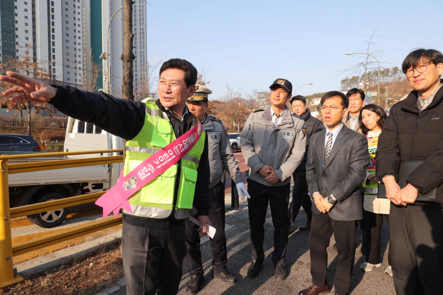 등굣길 교통지도봉사에 참여해 학교 주변 통학로를 점검
