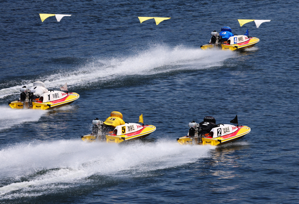 미사경정장에서 모터보트에 탄 선수들이 수면 위를 질주하고 있다.