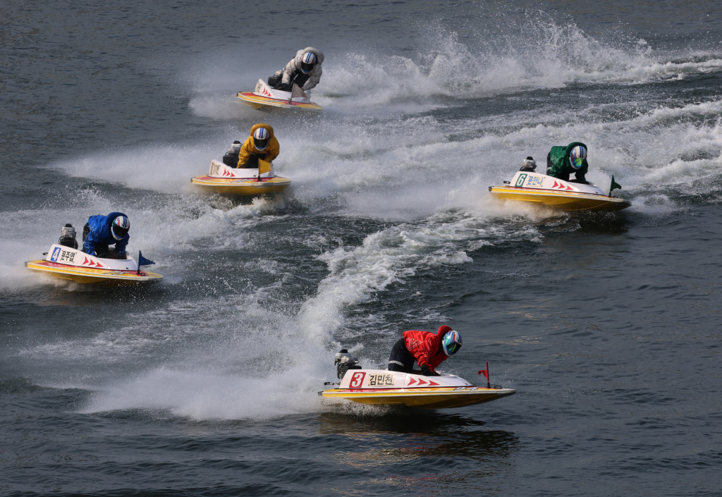 몽키턴을 하며 턴마크를 선회하는 선수들