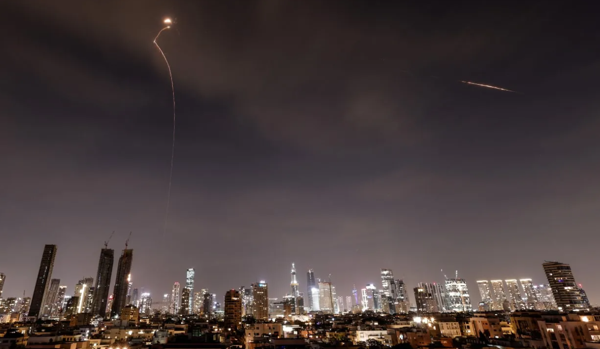 사진: 텔아비브 상공의 미사일 요격장명, 사진출처: 예루살렘포스트