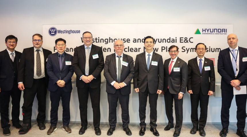 핀란드 헬싱키의 비즈니스 핀란드 본사에서 개최된 ‘핀란드·스웨덴 신규 원전 건설 심포지엄’에 앞서 현대건설 이한우 대표이사(왼쪽부터 6번째)를 비롯한 주요 참석자들이 기념사진을 촬영하고 있다.(현대건설 제공)