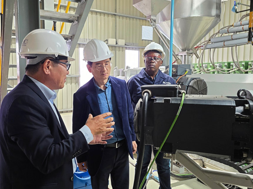 김선규 호반그룹 회장(가운데)이 대한전선 남아프리카공화국 생산법인 엠텍을 방문해 생산 현장을 살펴보고 있다. (사진=호반 제공)