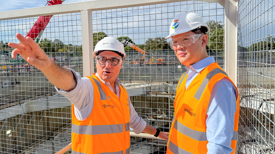 GS건설 허윤홍 대표(오른쪽)가 2024년 수주해 수행 중인 SRL현장을 현지 관계자들과 함께 둘러보며 공사 진행 현황을 직접 점검하고 있다.