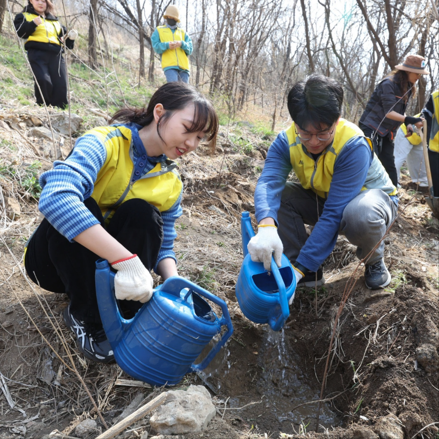 동서식품, 상암동 노을공원서 나무심기 봉사활동 진행