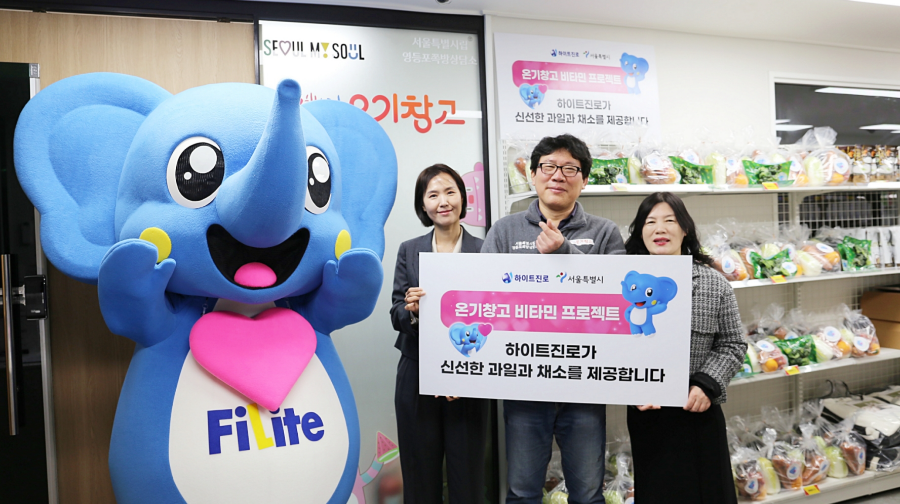 지난 24일 영등포 쪽방촌 ‘온기창고’ 3호점에서 하이트진로 임직원과 서울시 자활지원과 박월진 과장(오른쪽), 영등포 쪽방사무소 김형옥 소장(가운데) 등이 참석해 전달식을 진행했다.