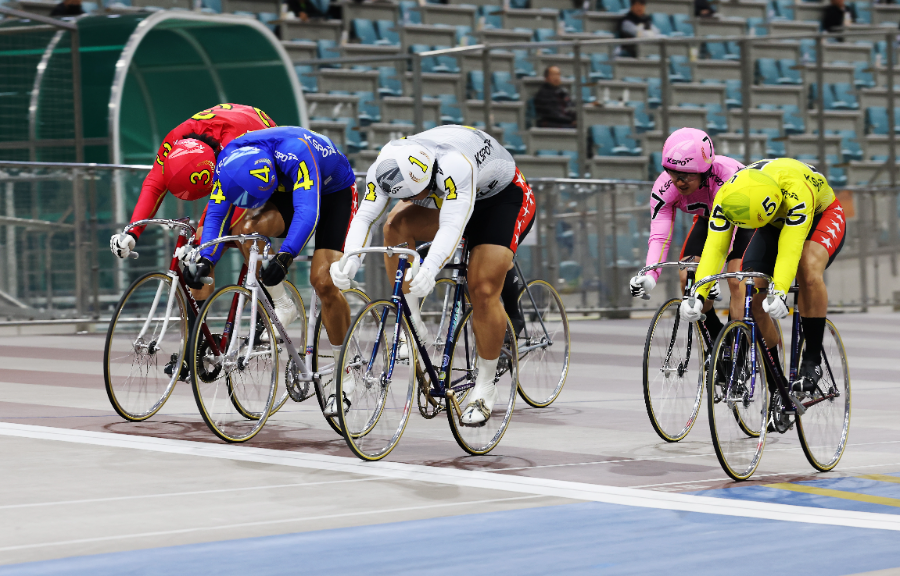 광명스피돔에서 특선급 선수들이 결승선 앞에서 접전을 벌이고 있다.