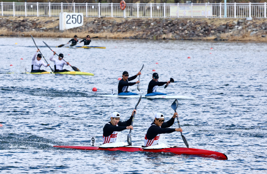 서울올림픽기념 제17회 전국 카누경기대회에 참가한 선수들이 물살을 가르며 경쟁을 펼치고 있다.