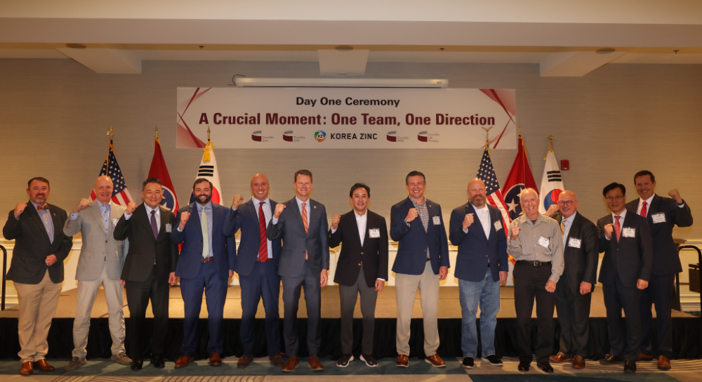 고려아연(회장 최윤범)이 미국 내 통합 제련소 건설 프로젝트인 프로젝트 크루서블의 첫걸음을 알리는 공식 기념식을 개최했다. 최윤범 고려아연 회장(사진 가운데)이 회사 및 미국 현지 관계자들과 기념촬영을 하고