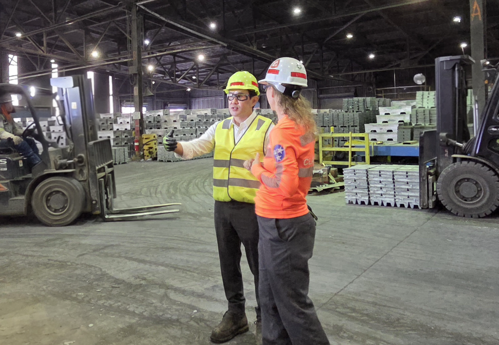 최윤범 고려아연 회장(좌측)이 미국 현지 제련소 직원과 대화를 나누고 있는 모습. (사진=고려아연)