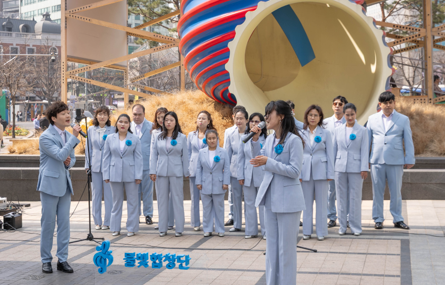 코웨이 물빛합창단, 봄맞이 청계천 버스킹 공연 진행