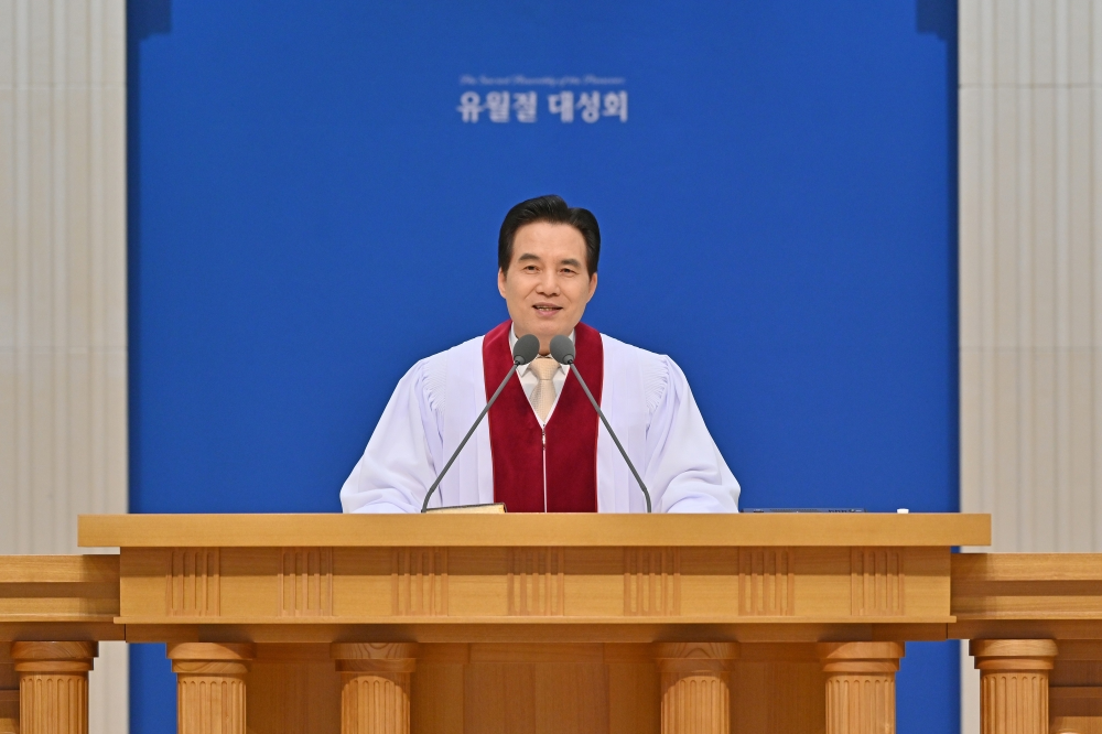 유월절 대성회에서 설교 중인 총회장 김주철 목사.