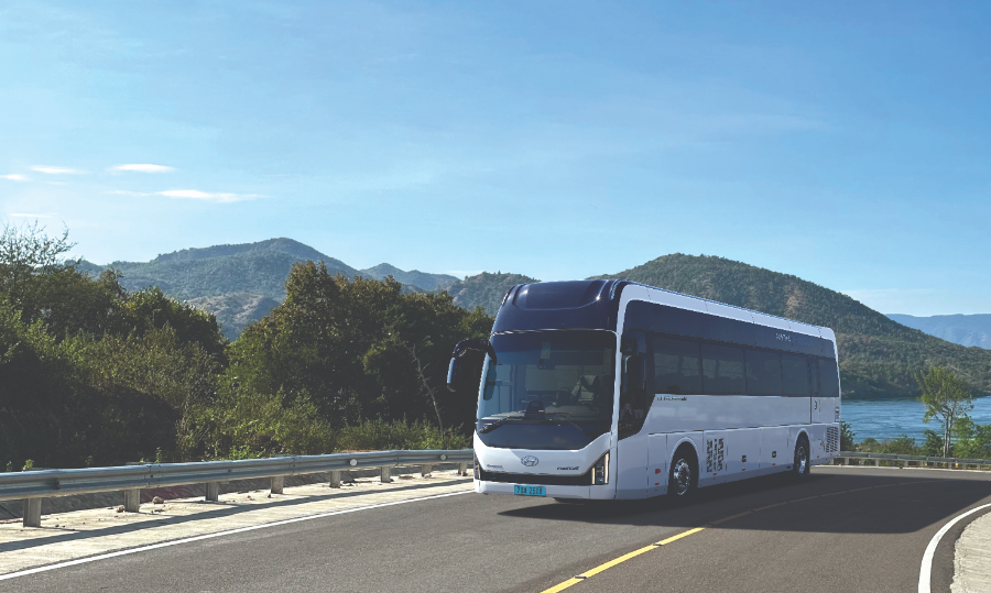 현대차의 친환경 수소전기버스의 국내 누적 판매량이 2026년 3월 마감 기준으로 총 3,062대를 기록하며 3천대를 돌파했다고 2일 밝혔다. 현대차 수소전기버스는 2024년 누적 판매 1,000대를 달성한 데 이어 2025년 2,000대를 넘어섰으며, 이달 3,000대를 돌파했다.