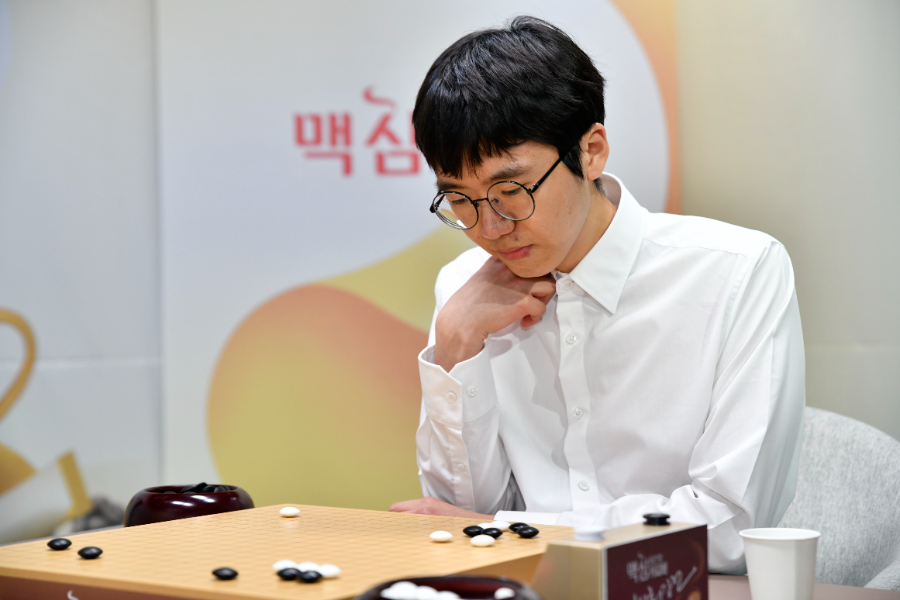 지난 2일 서울 성동구 한국기원 바둑TV 스튜디오에서 열린 제27회 맥심커피배 입신최강전 결승 3국에서 대회 우승자 변상일 9단이 대국을 두고 있다.