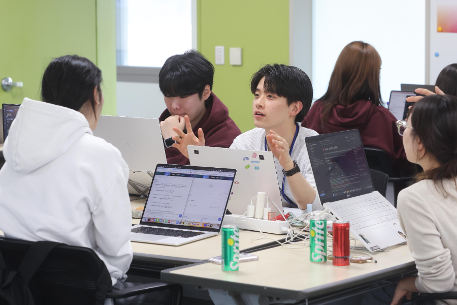 LG 에이머스(Aimers) 해커톤 참가자들 모습