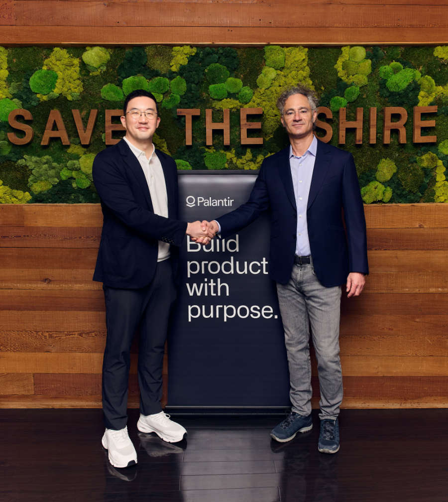 구광모 LG 회장(왼쪽)이 현지시간 2일 미국 실리콘밸리에서 AI 소프트웨어 분야의 글로벌 톱 티어 기업 팔란티어의 알렉스 카프 창업자와 기념사진을 촬영하고 있다