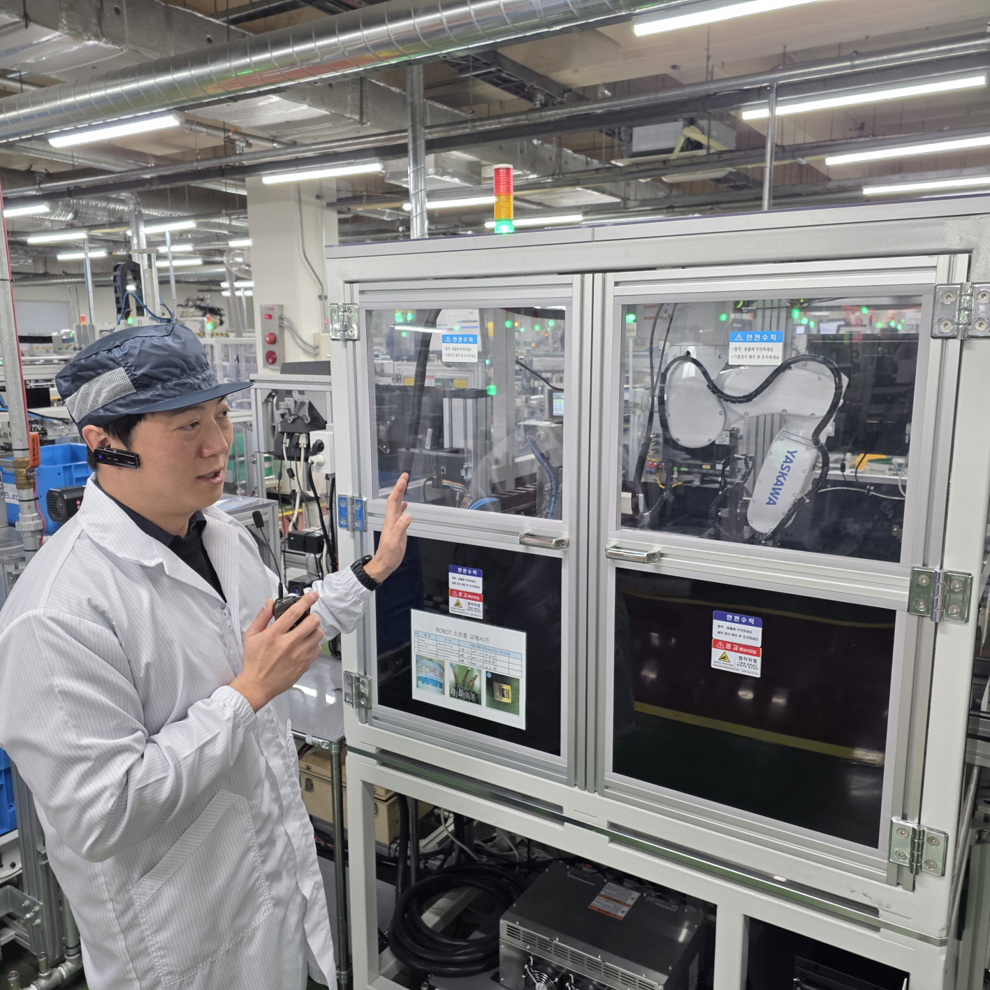LS일렉트릭 청주 스마트공장에서 김형규 스마트팩토리팀 매니저가 생산 라인에 대해 설명하고 있는 모습
