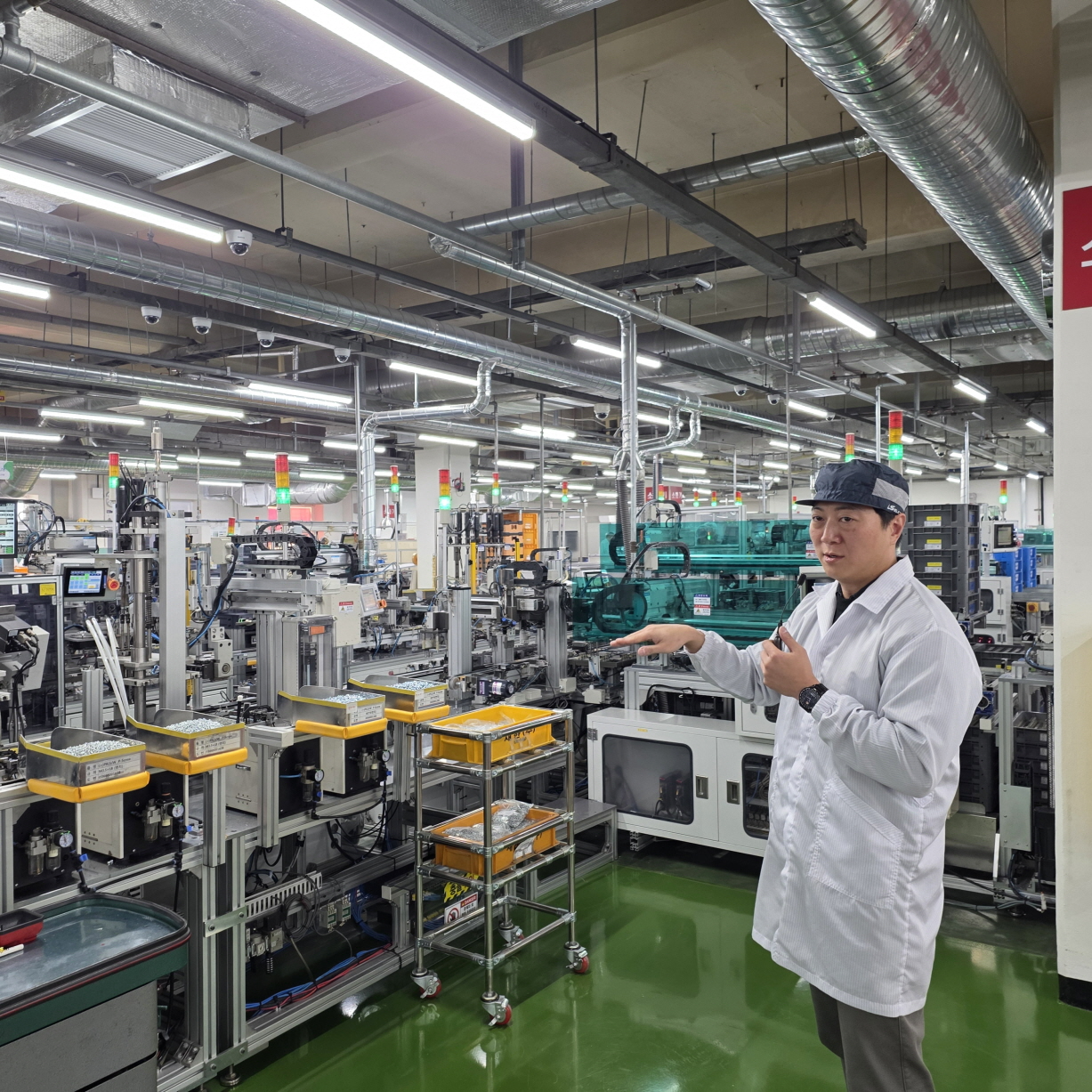 LS일렉트릭 청주 스마트공장에서 김형규 스마트팩토리팀 매니저가 생산 라인에 대해 설명하고 있다