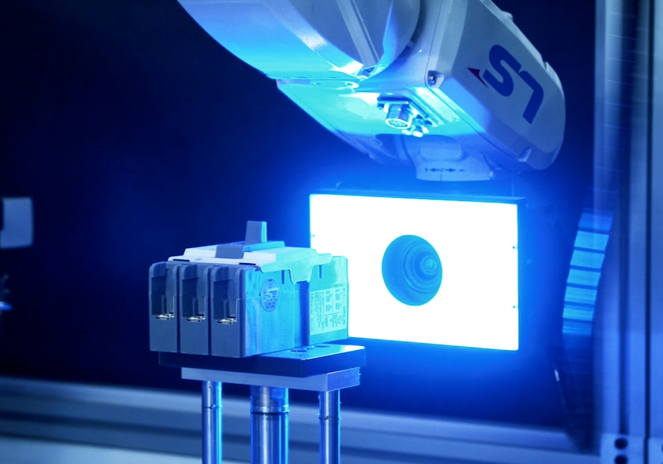 LS일렉트릭 청주 스마트공장의 비전검사 현장