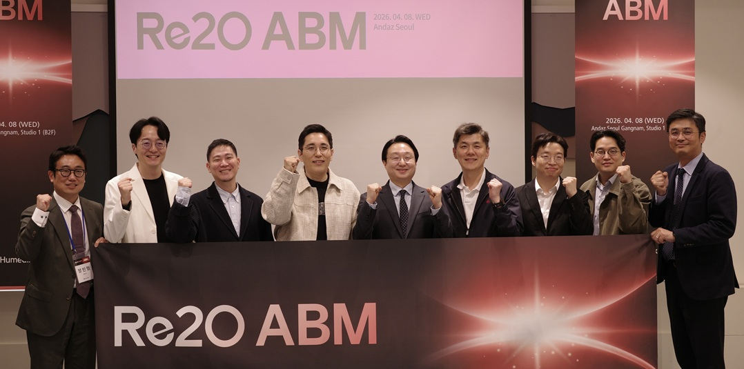 ▲ (사진설명) 지난 8일 서울 안다즈 호텔에서 열린 ‘리투오 자문단 위촉식’에서 휴메딕스 관계자와 자문위원들이 기념 촬영을 하고 있다. 사진 왼쪽부터 휴메딕스 정민형 이사, 건대힐하우스피부과 이도영 원장, 신사마이디피부과 안봉균 원장, 압구정리더스피부과 윤성재 원장, 압구정오라클피부과 박제영 원장, 신사닥터스피부과 성현철 원장, 신사벤자민피부과 노성민 원장, 명동벤자민피부과 심준호 원장, 휴메딕스 강민종 대표.