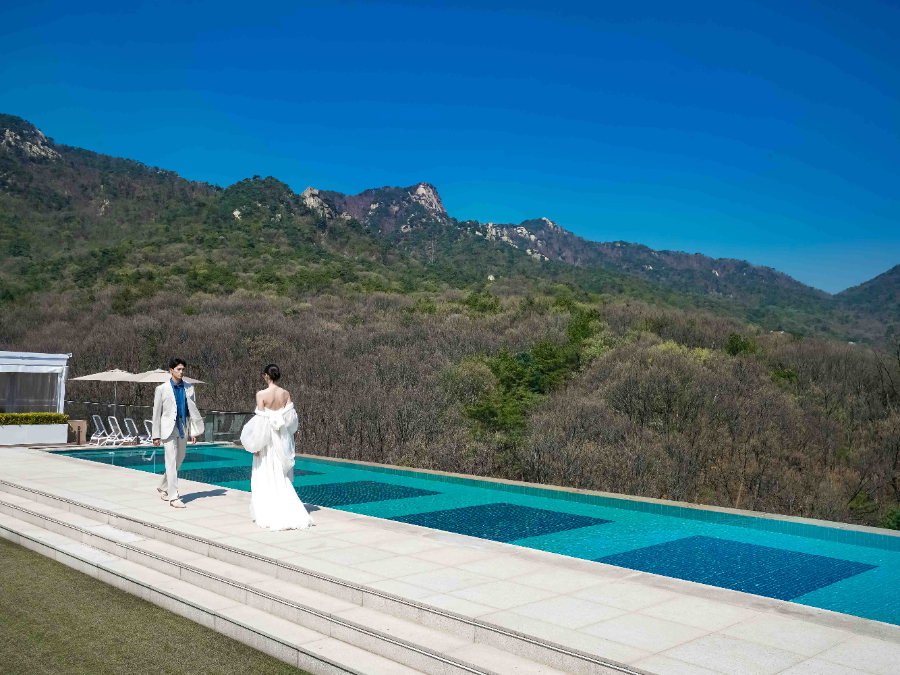 안토 인피니티풀에서 서로 마주 보고 있는 신랑과 신부