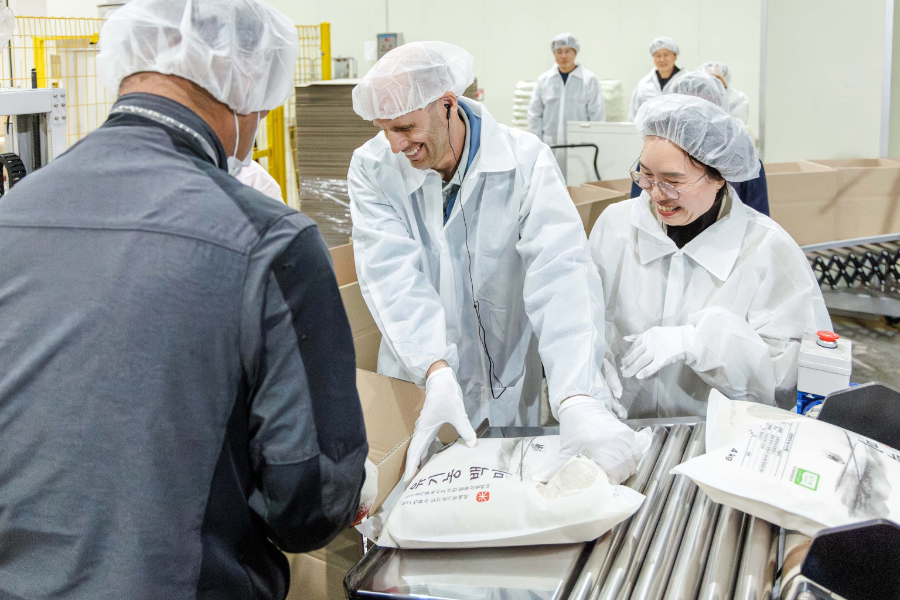 해롤드 로저스 쿠팡 임시대표가 전병순 광복영농조합 대표와 함께 상품 공정을 둘러보고 있다