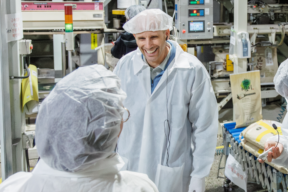 해롤드 로저스 쿠팡 임시대표가 중소제조사 상품 공정을 둘러보고 있다