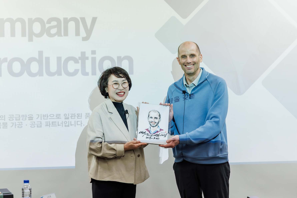 해롤드 로저스 쿠팡 임시대표가 전병순 광복영농조합 대표와 사진 촬영을 하고 있다