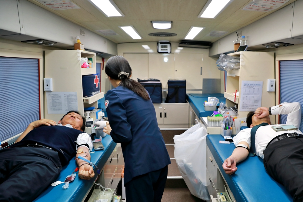 종합식품기업 ㈜하림 임직원들이 9일 전북 익산 본사 신공장에 마련된 헌혈 버스에서 '사랑의 헌혈 캠페인'에 동참하고 있다. (사진=하림)