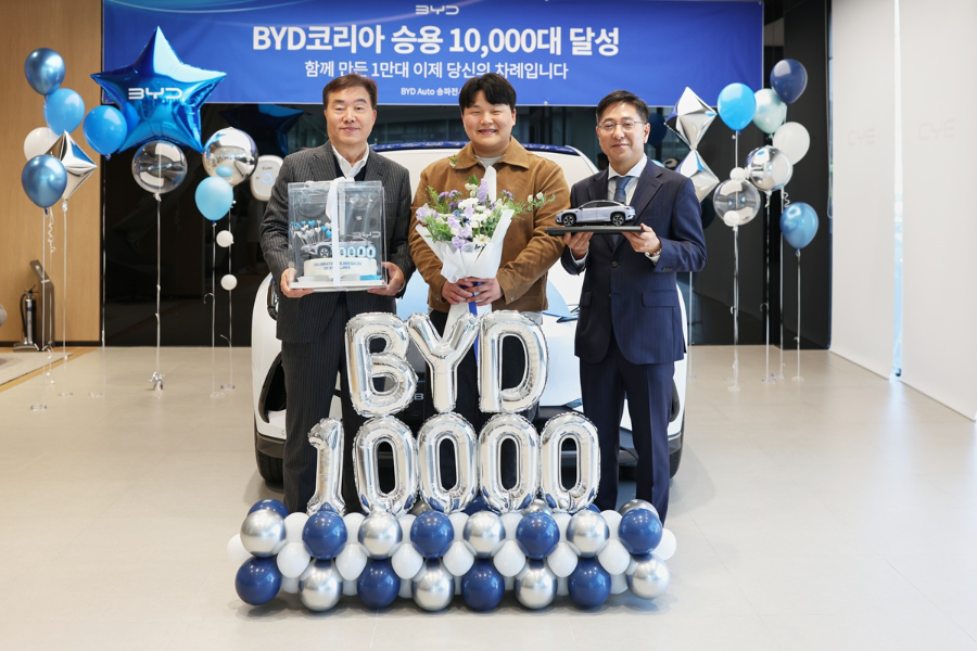 (좌) 삼천리EV 손원현 대표와 (우) BYD코리아 조인철 대표가 1만번째 고객인 김진서씨를 축하하고 있다