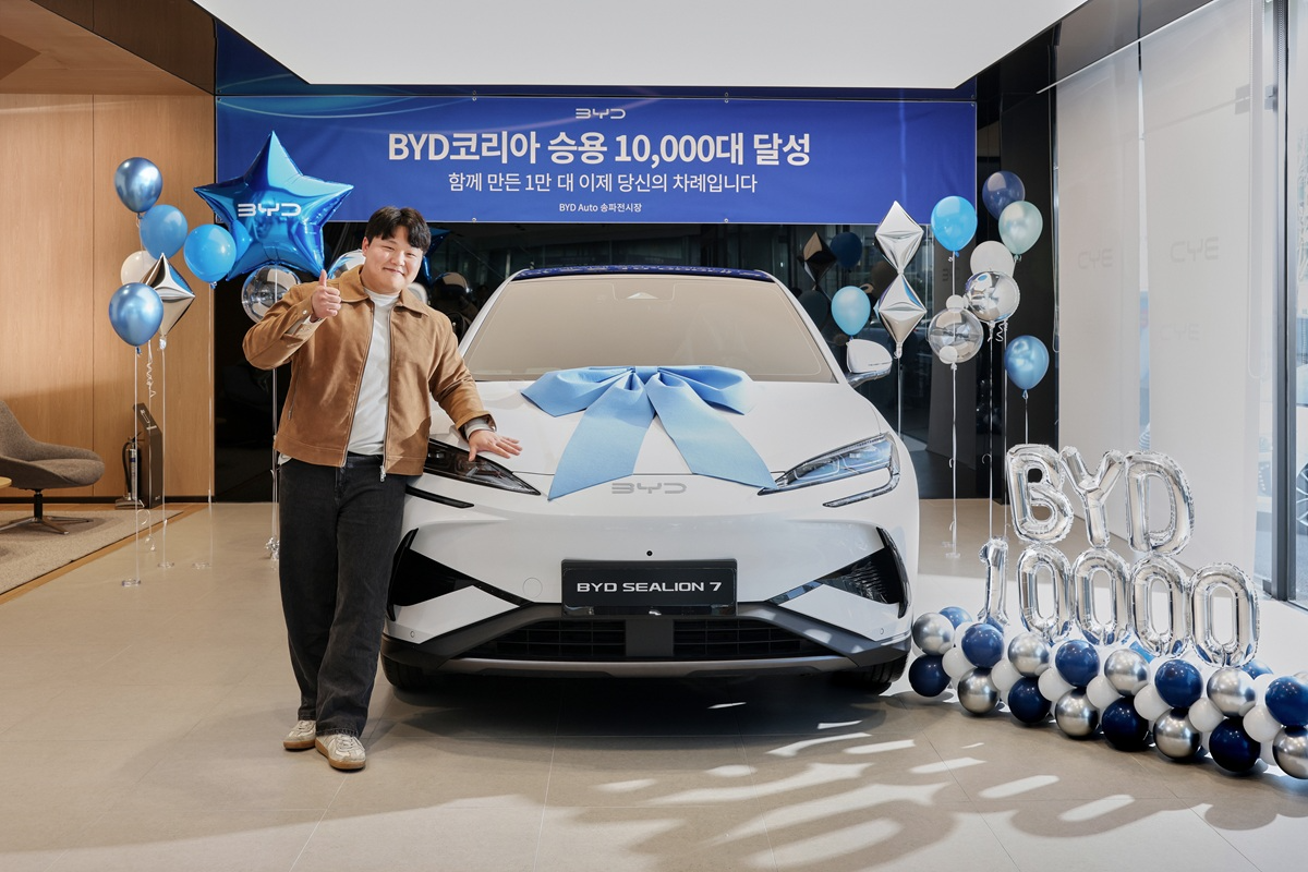 국내 BYD 차량의 1만번째 주인공이 된 김진서씨