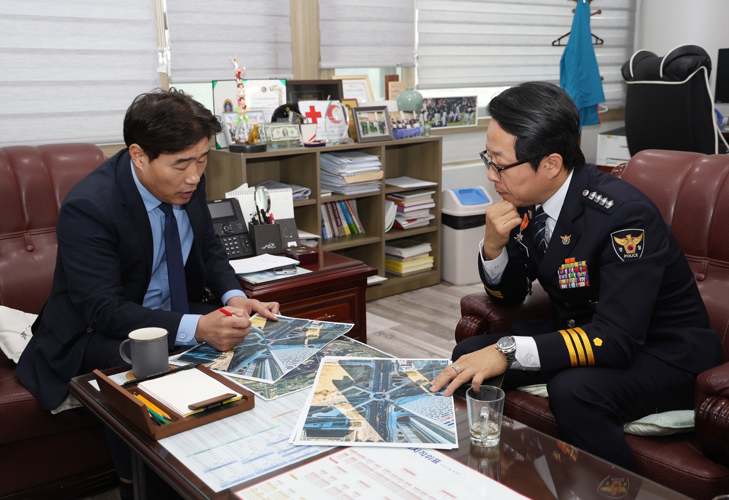 김운남 고양특례시의회 의장(왼쪽)