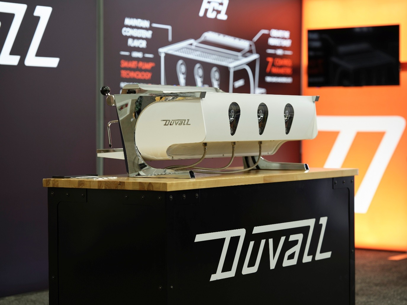 압력이 아닌 유량을 제어하는 새로운 패러다임의 커피머신 ‘듀발 FC-1’ 시연을 준비하고 있다.