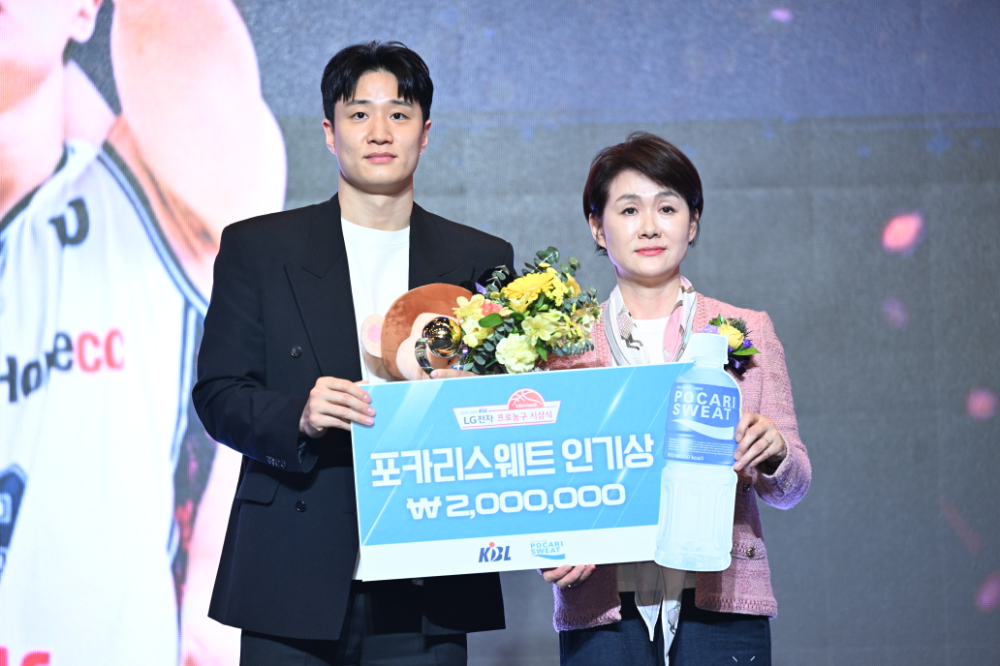 동아오츠카는 2025-2026 LG전자 프로농구 시상식에서 허웅 선수에게 포카리스웨트 인기상을 시상했다.