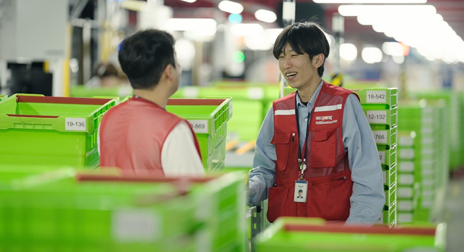 광주첨단물류센터에서 출고팀 현장 관리자로 일하는 배희재 씨(오른쪽)가 동료와 대화중인 모습