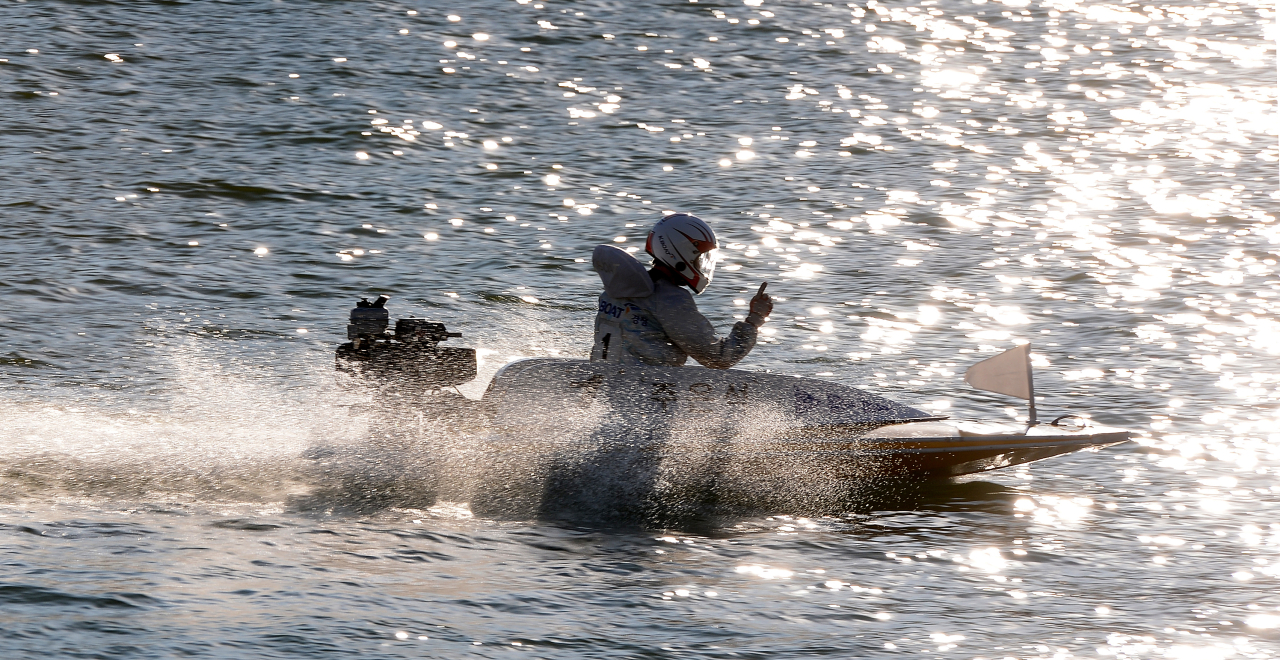 미사경정장에서 열린 경정 경주에서 우승을 차지한 선수가 손가락을 치켜들며 기뻐하고 있다.
