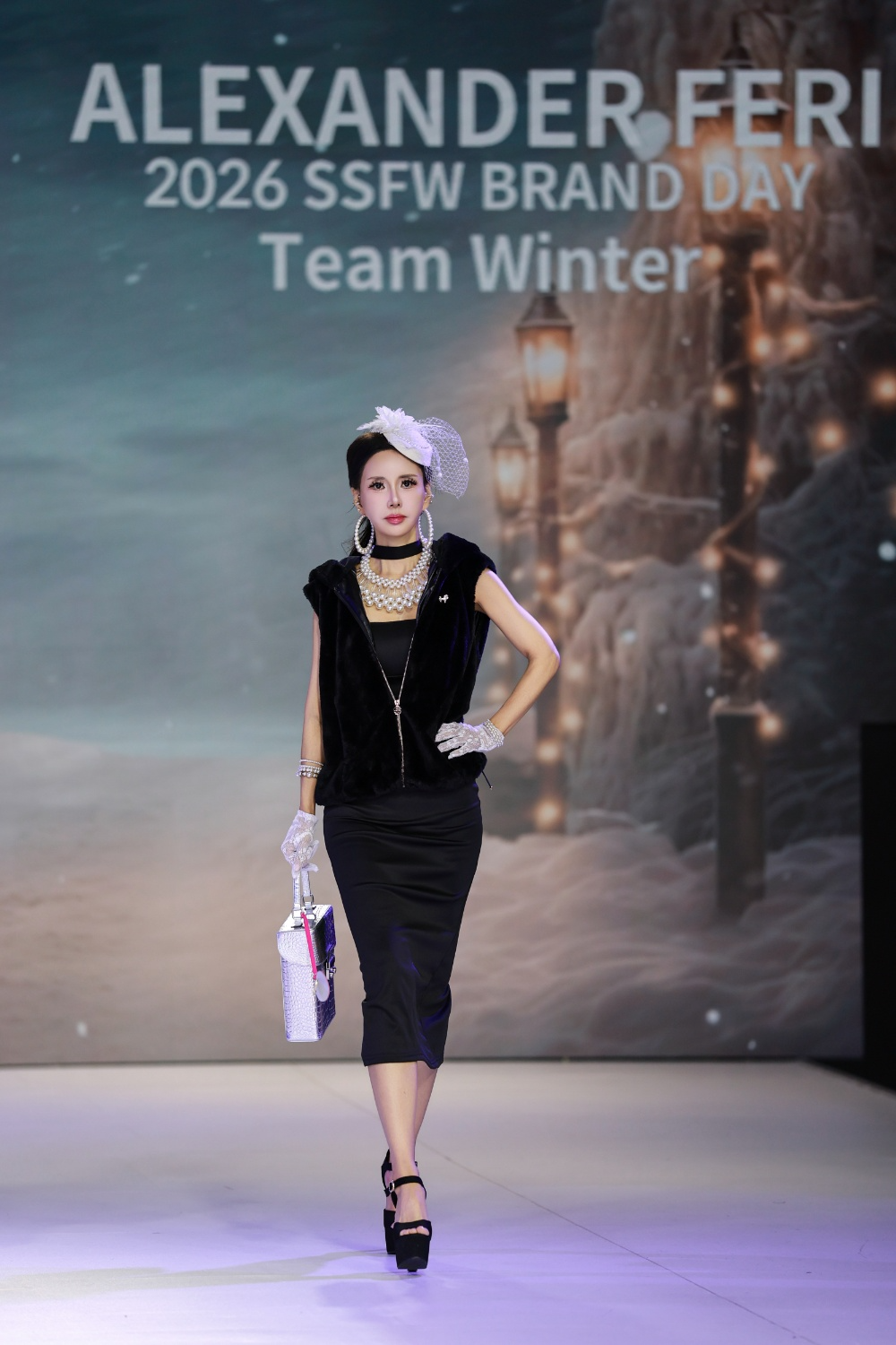 여름 시즌 런웨이를 빛내다…모델 박채린, 알렉산더페리 패션쇼 주목