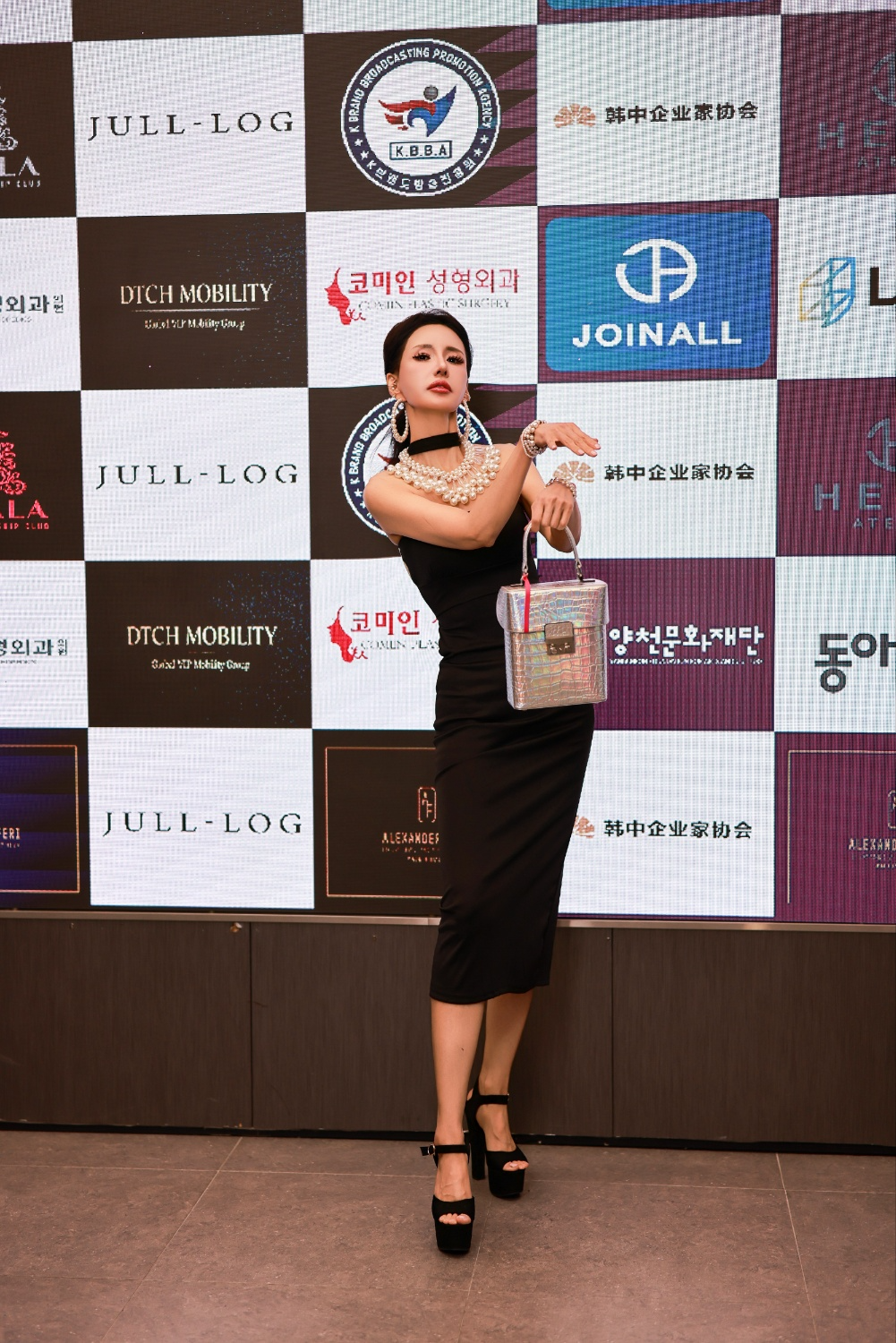 여름 시즌 런웨이를 빛내다…모델 박채린, 알렉산더페리 패션쇼 주목