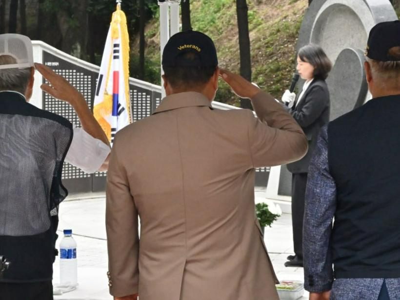 지난해 7월 서울 용산구 보훈회관에서 ‘사랑의 쌀 나눔 행사’가 열린 가운데 6·25 참전유공자회 강서구지회가 국기에 대한 경례를 하고 있다. / 사진 제공 = 신천지 화곡교회