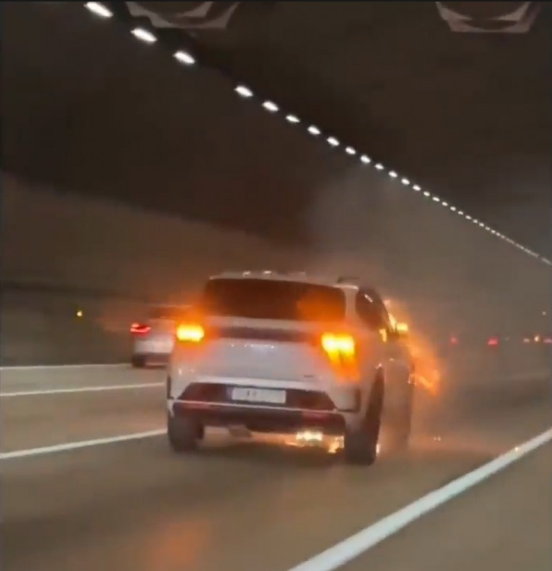 르노코리아의 중형 SUV '그랑 콜레오스'가 터널을 지나던 중 화재 발생. 사진=온라인 커뮤니티