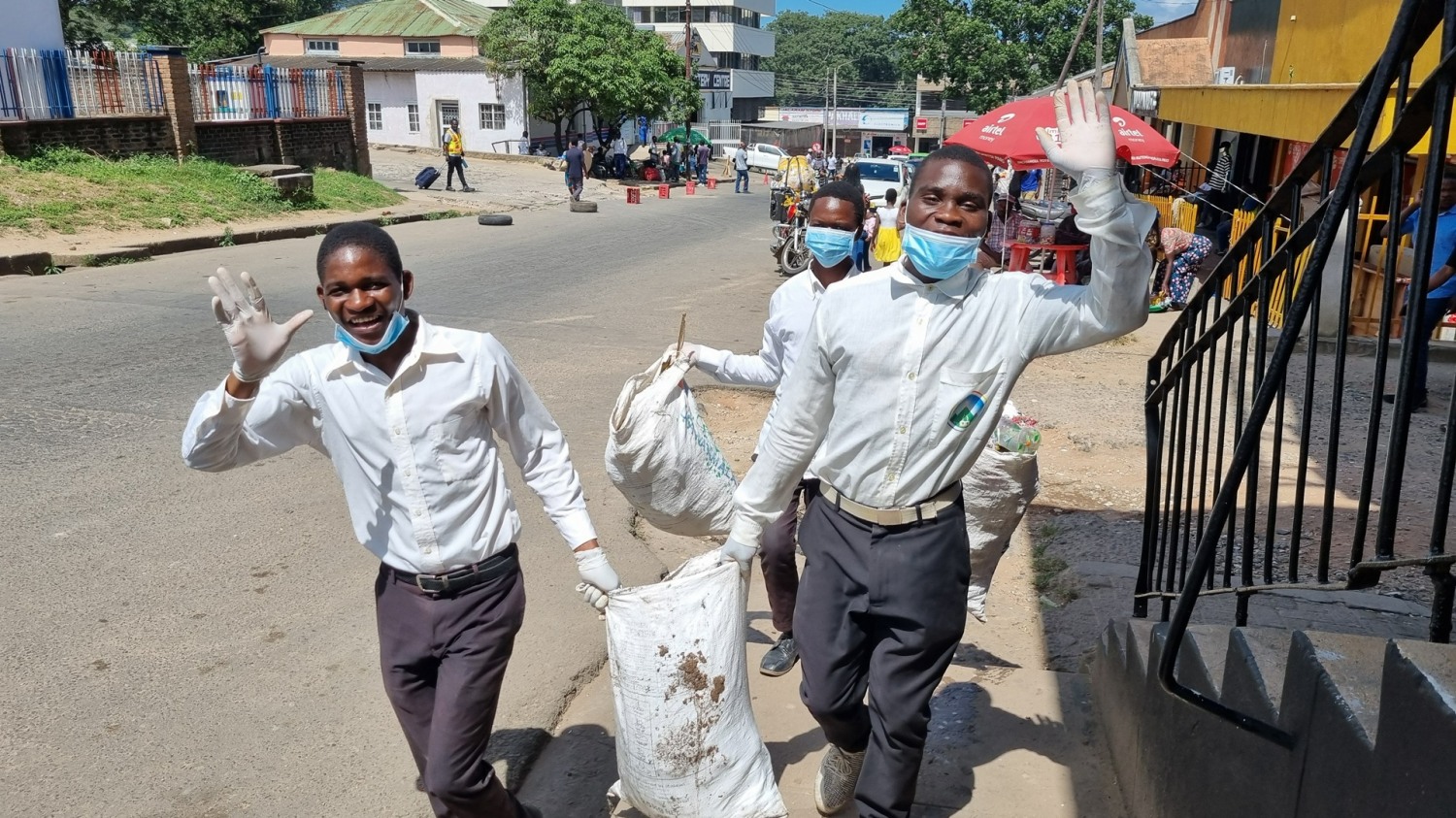 현지 시각으로 지난 18일 오전 말라위 블랜타이어에서 진행된 ‘빛과 소금의 날’ 15회차 캠페인에서 봉사자들이 쓰레기를 줍고 있다. / 사진 제공: 신천지 말라위지역