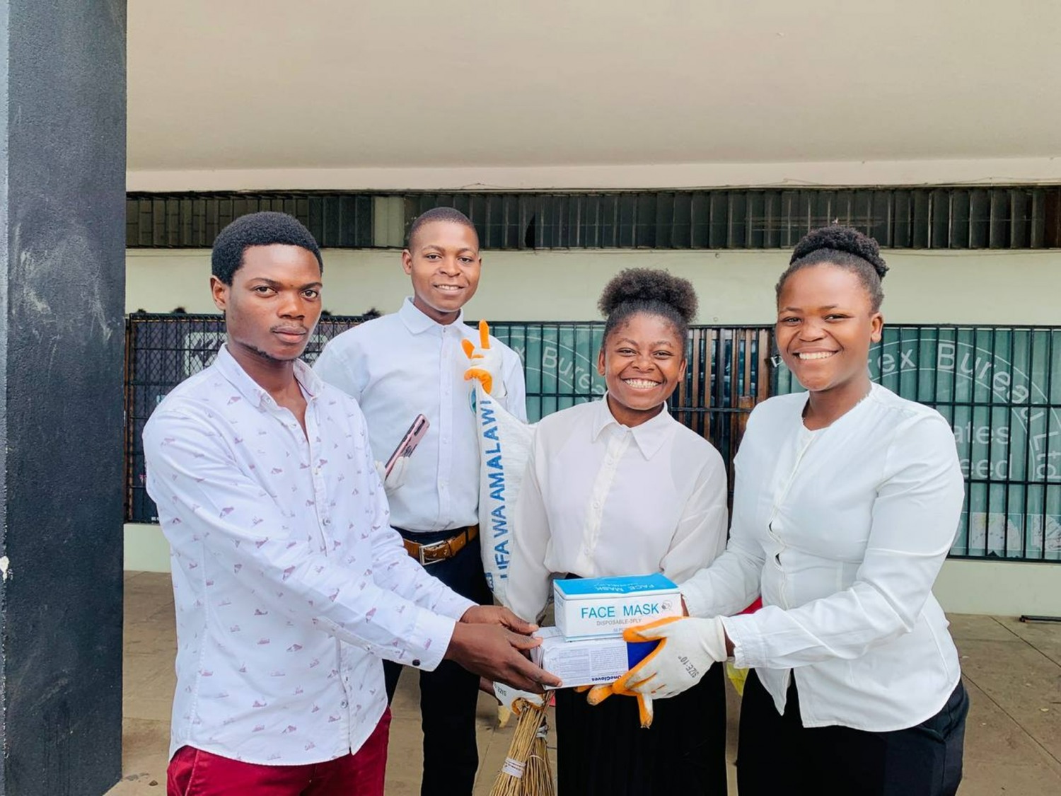 현지 시각으로 지난 18일 오전 말라위 블랜타이어에서 진행된 ‘빛과 소금의 날’ 15회차 캠페인에서 봉사자들이 지원 물품과 함께 사진을 촬영하고 있다. / 사진 제공: 신천지 말라위지역