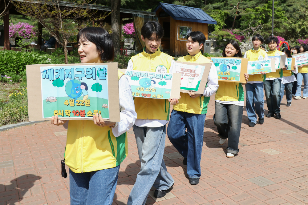 지난 19일 진행된 ‘지구의 날 기념 특별 캠페인’에서 신천지 자원봉사단 서울경기서부연합회 봉사자들이 보라매공원을 돌며 걷기 퍼포먼스를 하고 있다. / 사진 제공 = 신천지 자원봉사단 서울경기서부연합회