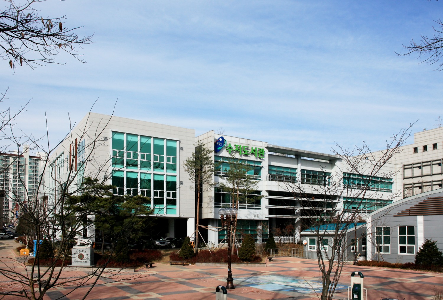 . 수지도서관 전경