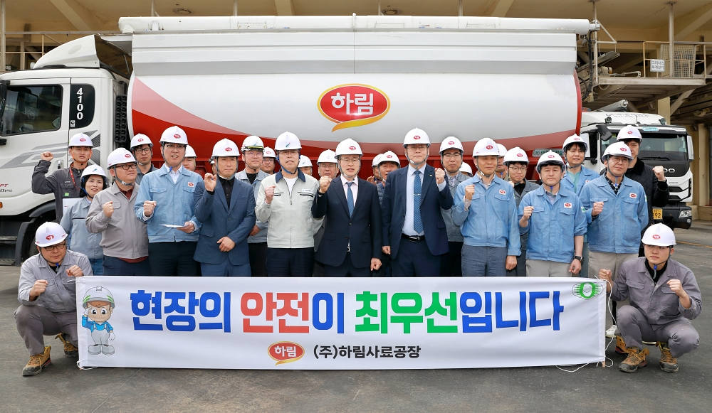 22일 전북 김제사료공장에서 열린 사료 생산능력 증설(CAPA UP 20%) 기공식에서 ㈜하림 임직원 및 현장 관계자들이 사료 운송 차량 앞에서 '현장의 안전이 최우선입니다'라는 현수막을 들고 무재해 및 성공적인 공사를 다짐하며 파이팅을 외치고 있다. (사진=하림)