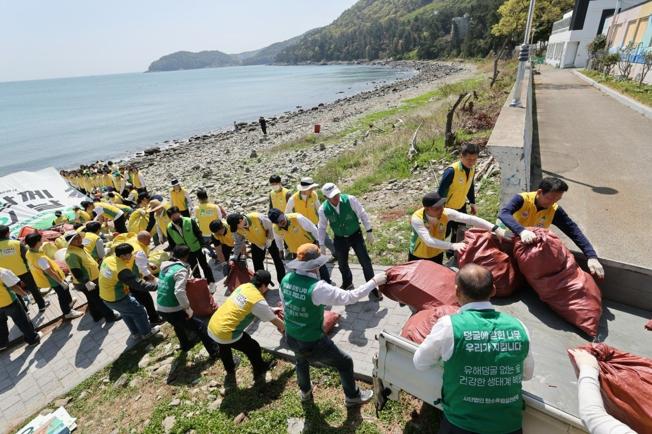 지난 11일 전남 여수시 무슬목 해변 일대에서 신천지자원봉사단 광주전남연합회 봉사자들이 환경정화 활동을 하고 있다. / 사진 제공: 신천지자원봉사단