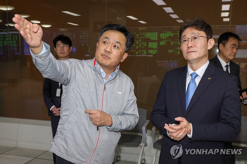 박윤영 KT 대표이사가 31일 경기 과천시 KT 네트워크관제센터에서 주요 네트워크 인프라 현황에 대한 설명을 듣고 있다. 2026.3.31