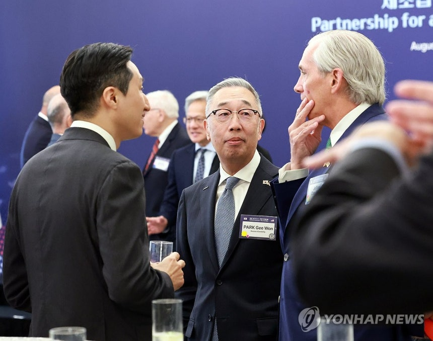 박지원 두산에너빌리티 회장(가운데), 정기선 HD현대 수석부회장이 25일(현지시간) 미국 워싱턴DC 윌라드 호텔에서 열린 한미 비즈니스 라운드 테이블에서 참석한 미국 기업인과 대화하고 있다. 2025.8.26