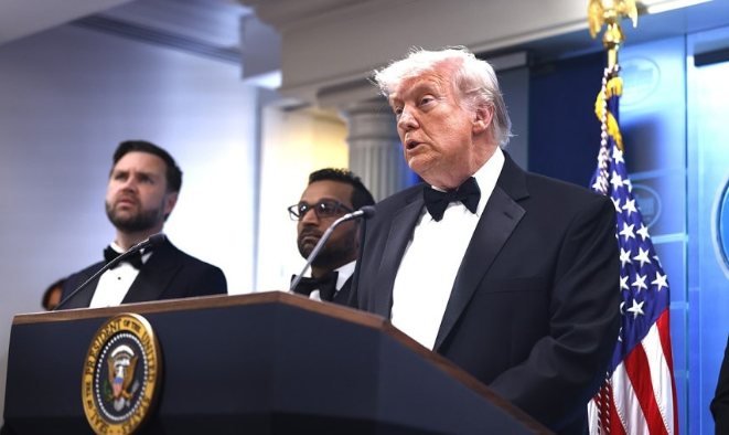 (상보) ‘백악관 만찬 총격’ 트럼프 "이란과 무관...내각 구성원 다 무사"