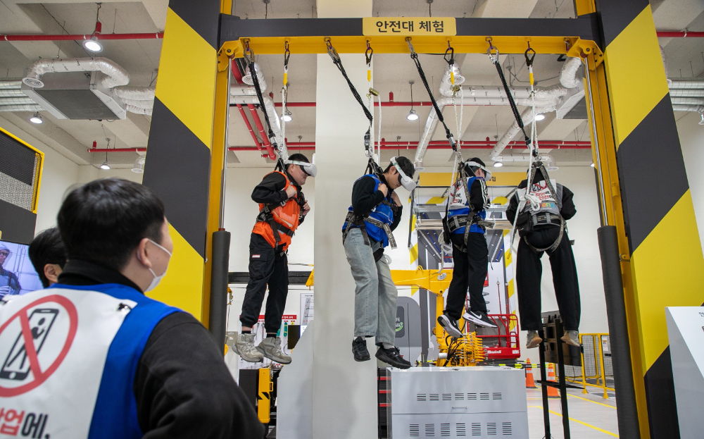 쿠팡풀필먼트서비스 전라광주 1,3센터 직원들이 23일 안전보건공단 담양안전체험교육장에서 물류현장 사고예방을 위한 가상현실(VR) 안전체험교육을 받고 있다